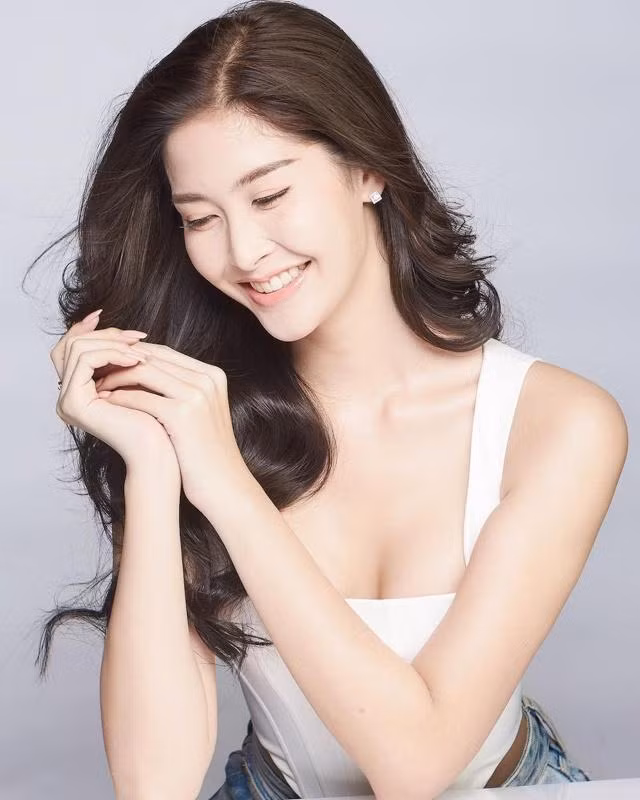 Các kiểu áo cổ vuông được Rock Kwanlada tận dụng để khoe vòng một đầy đặn.