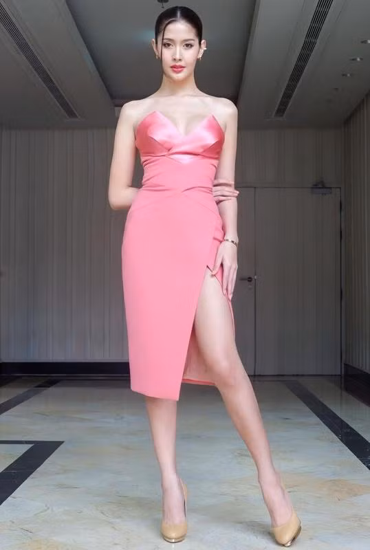 Nhan sắc xinh đẹp và phong cách thời trang thời thượng của Rock Kwanlada được đánh giá cao.