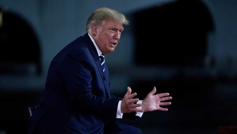 Tra loi chat van cu tri, ong Trump lien tuc bi don the bi