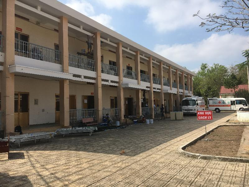 Nam tiep vien hang khong lay COVID-19 tu dau, co vi pham quy dinh cach ly?