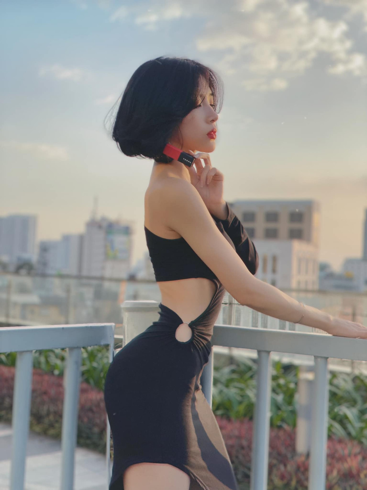 Chiếc váy bó sát với đường cut-out ở eo trông cực sexy. Ảnh: FB, IG.