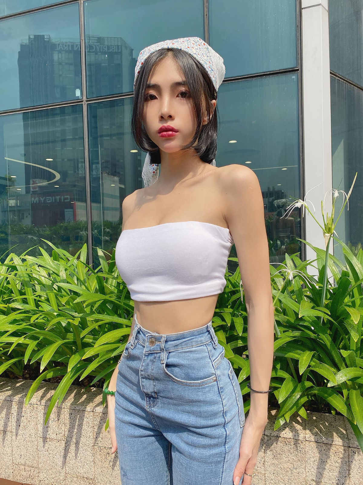 Cô nàng hóa thành cô thôn nữ gợi cảm với chiếc áo quây mix cùng quần jeans và chiếc khăn buộc đầu.