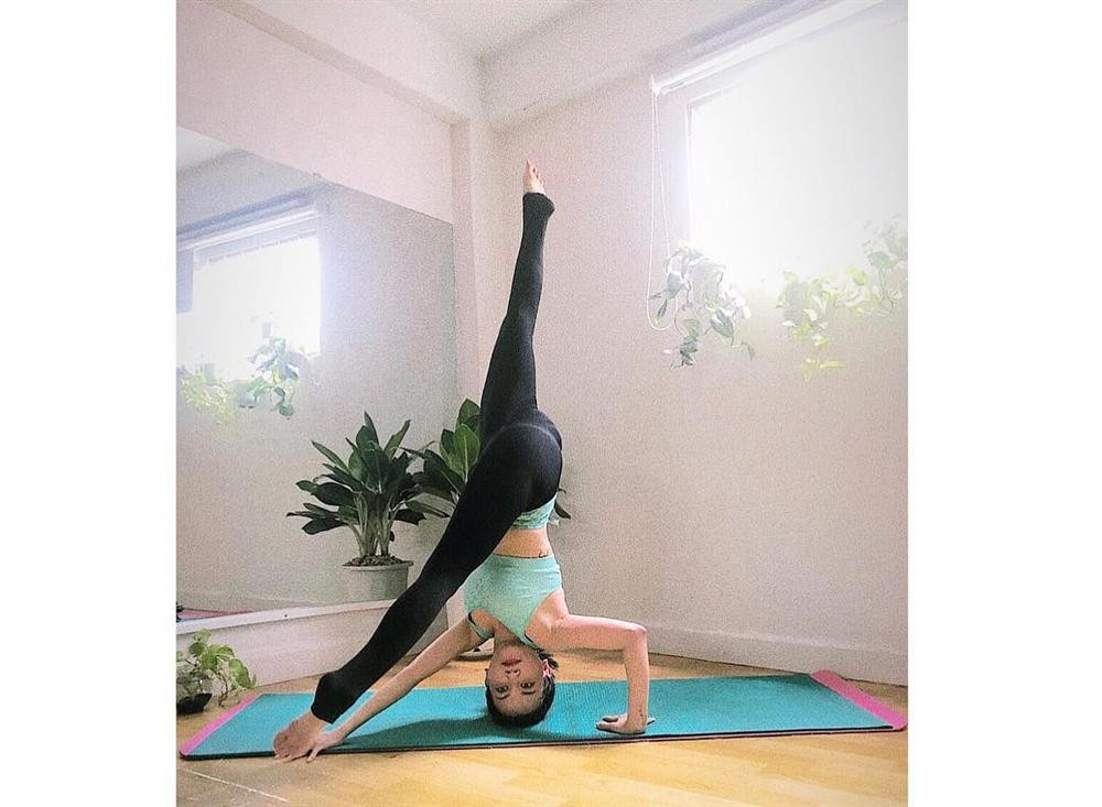 Tư thế xoạc chân yoga là động tác rất khó, đòi hỏi phải có hông dẻo và gân chân linh hoạt.