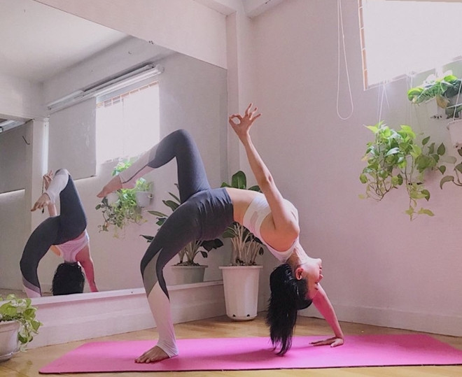 Nữ ca sĩ có thể thực hiện được rất nhiều động tác yoga khó, đòi hỏi cơ thể có độ dẻo dai, linh hoạt cao.