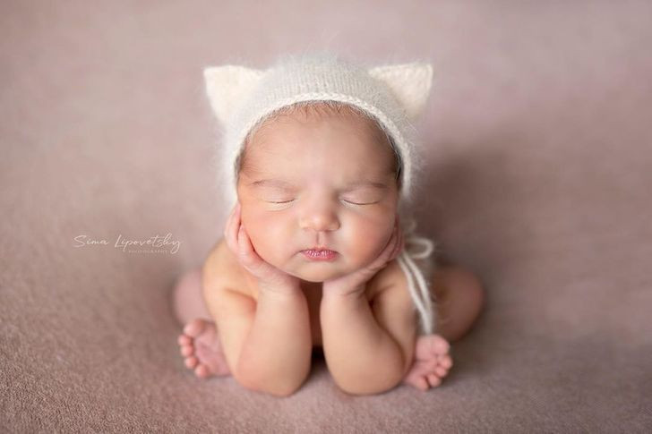 Gương mặt đăm chiêu của bé như đang mải suy nghĩ điều gì.