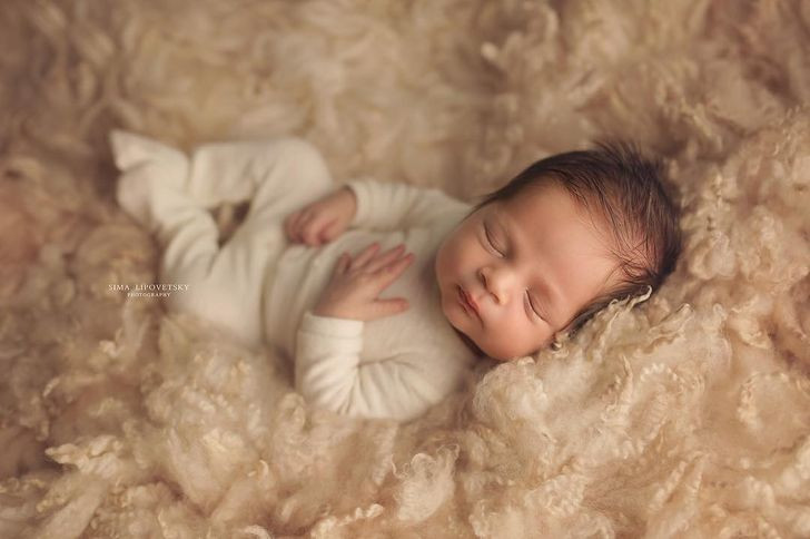 Thiên thần nhỏ chìm vào giấc mơ đẹp trên chiếc thảm lông êm ái.