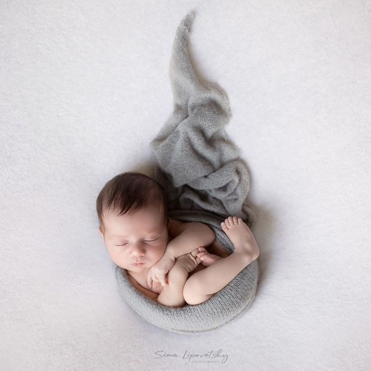 Cậu bé ngủ bất chấp mọi tư thế. Ảnh: BS.