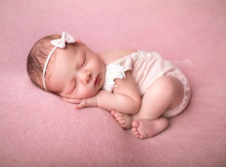 Em bé ngủ ngon lành trên tấm thảm xinh.