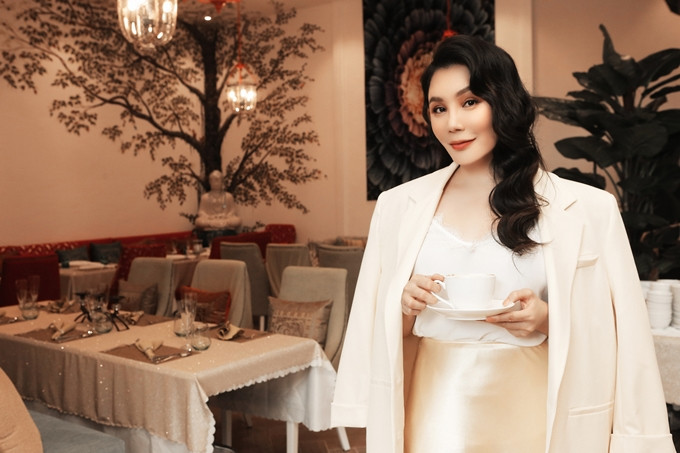 Hồ Quỳnh Hương chú ý tăng cường rau xanh, các loại đạm thực vật trong khẩu phần ăn. Nhờ vậy, cô cũng cảm thấy ngoại hình, làn da được cải thiện. Nhiều khán giả dành lời khen nhan sắc giọng ca Quảng Ninh ngày càng xinh đẹp hơn trước.