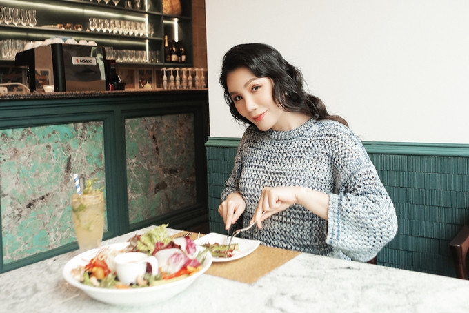 Ca sĩ Hồ Quỳnh Hương ăn chay trường nhiều năm qua sau khi tìm hiểu các lợi ích lâu dài đối với sức khỏe. “Ăn chay giúp chúng ta tránh được lượng cholesterol có hại, mang lại cảm giác thư thái. Ban đầu có thể đôi chút khó khăn, nhưng khi cơ thể làm quen sẽ không có cảm giác mệt mỏi nữa”, nữ ca sĩ bộc bạch.