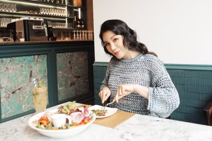 Ca sĩ Hồ Quỳnh Hương ăn chay trường nhiều năm qua sau khi tìm hiểu các lợi ích lâu dài đối với sức khỏe. “Ăn chay giúp chúng ta tránh được lượng cholesterol có hại, mang lại cảm giác thư thái. Ban đầu có thể đôi chút khó khăn, nhưng khi cơ thể làm quen sẽ không có cảm giác mệt mỏi nữa”, nữ ca sĩ bộc bạch.