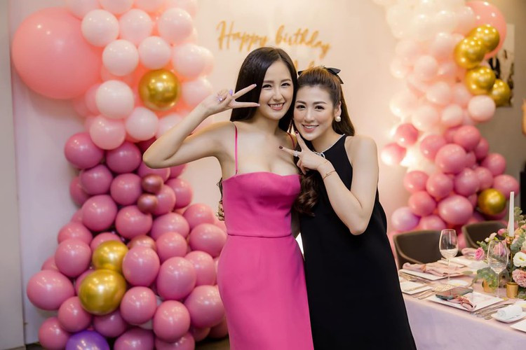 Nàng hậu 8X cũng khá chuộng các mẫu đầm hai dây ôm sát để khoe đường cong cơ thể. Ảnh: FBNV.