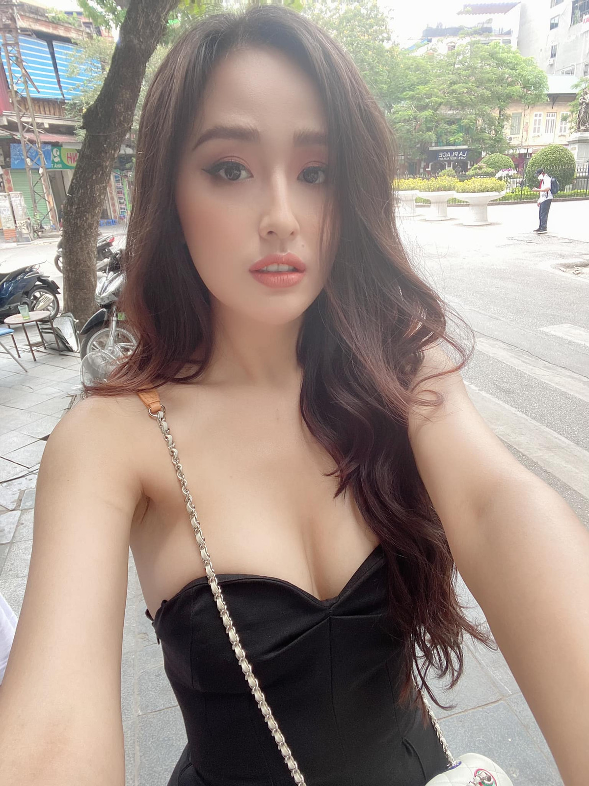 Nàng hậu 8X mặc áo cup ngực trễ tràng, khoe vòng 1 đẹp của hiếm của làng giải trí.