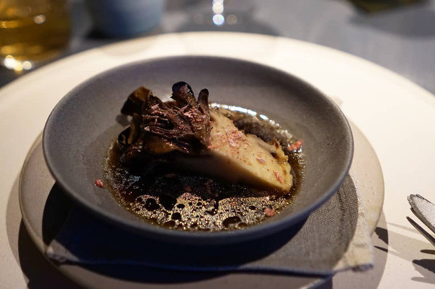 Nấm hầm: Nhà hàng Nhật Bản Inua có một món ăn đặc biệt từ nấm. Theo đó, nấm Maitake sẽ được ủ trong 5 ngày, sau đó được hun khói trên củi cây anh đào, rồi hầm với tương miso, ăn kèm với cánh hoa sakura muối đóng hộp. Món ăn này nhận được 2 sao Michelin, do một đầu bếp người Đức Thomas Frebel sáng tạo ra.