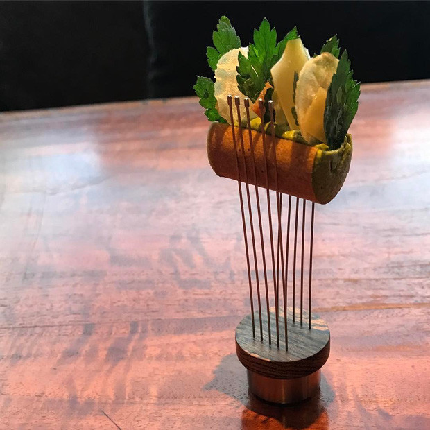 Mussels: Nhà hàng “Coi” ở San Francisco, Mỹ chế biến con trai biển theo một cách khác biệt, đó là nấu cùng với thịt xông khói, mùi tây, tỏi và chanh. Ảnh: BS.