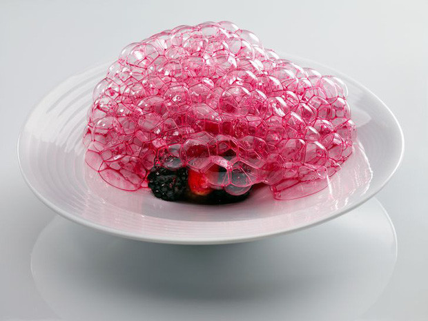 Bong bóng: Món tráng miệng từ quả mọng và củ dền trong nhà hàng Tây Ban Nha Mugaritz rất được mọi người yêu thích. Được biết, đầu bếp Andoni Luis Aduriz đã phải mất 1 năm thử nghiệm món ăn này.