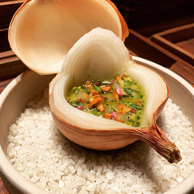 Hành tây nướng muối với nấm hoang dã: Món ăn có nguồn gốc Scandinavia này sử dụng nguyên liệu địa phương theo mùa. Nó được bày bán tại nhà hàng AOC ở Copenhagen, Đan Mạch đạt 2 sao Michelin.