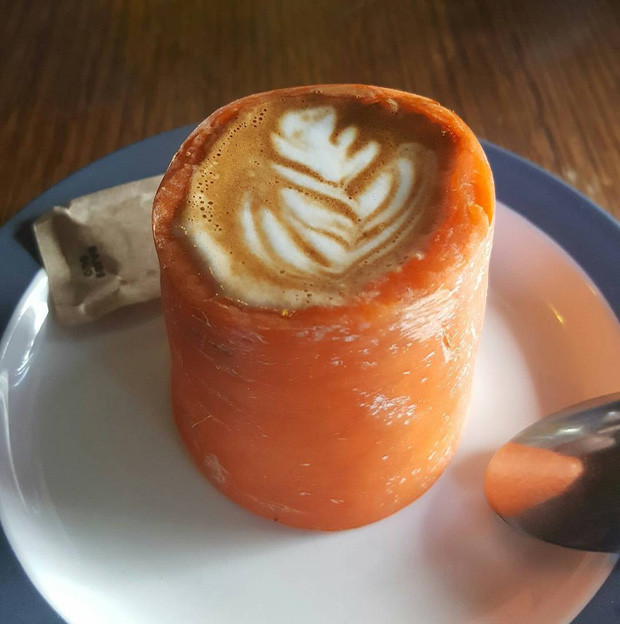 Cà phê trong cà rốt: Một nhà hàng ở Úc rất thích pha cà phê vào những chiếc tách độc nhất, đó có thể là cà rốt, táo hoặc bơ.