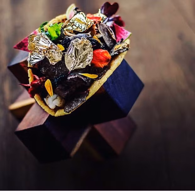 Bánh taco: Món taco đắt nhất thế giới này bao gồm tôm hùm Na Uy, thịt bò Kobe, trứng cá muối, pho mát Brie, nấm cục đen. Thực khách có thể tìm đến nhà hàng Frida, nằm trong khu nghỉ mát Grand Velas Los Cabos của Mexico để thưởng thức món bánh này.