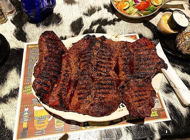 Bít tết: Một nhà hàng ở Texas, Mỹ chuyên cung cấp những món bít tết cỡ đại và sẽ miễn phí nếu thực khách có thể ăn hết trong vòng 1 tiếng. Trong trường hợp ăn không hết khách sẽ phải trả khoản tiền là 72 USD.