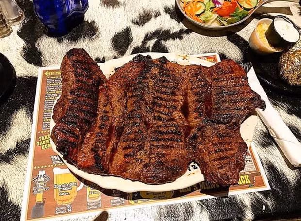 Bít tết: Một nhà hàng ở Texas, Mỹ chuyên cung cấp những món bít tết cỡ đại và sẽ miễn phí nếu thực khách có thể ăn hết trong vòng 1 tiếng. Trong trường hợp ăn không hết khách sẽ phải trả khoản tiền là 72 USD.