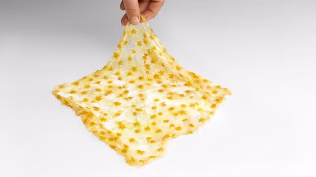 Men Kombucha: Kombucha với hoa là một trong những món ăn giúp nhà hàng Tây Ban Nha Mugaritz, đứng top 7 trong số các nhà hàng tốt nhất thế giới, khiến cho thực khách phải ngạc nhiên khi thưởng thức. Thực chất đây là một món tráng miệng, nhưng nó được làm từ kombucha, chuối đen, tôm, sốt kem hàu.