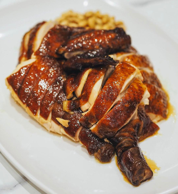 Gà sốt xì dầu:Nhà hàng Hawker Chan ở Singapore trở nên nổi tiếng bởi món gà sốt xì dầu ăn kèm với cơm có giá 2,2 USD. Sau khi nhận được giải thưởng Michelin, thực khách muốn ăn món này phải kiên nhẫn chờ đợi đến 2 tiếng đồng hồ.