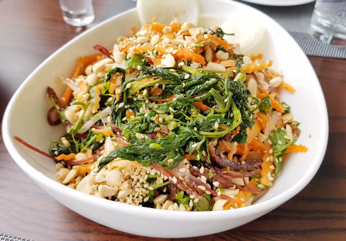 Ngoài ra, hoa xuyến chi làm nộm cũng có hương vị rất đặc biệt. Cũng giống như nộm rau muống, xuyến chi sau khi sơ chế trụng qua nước sôi, vắt khô cho hết mùi hăng thì có thể trộn cùng các loại gia vị, mắm giấm, tỏi, chanh, ớt cùng với lạc và tôm, tép để làm món nộm xuyến chi lạ miệng và còn mát gan, thanh nhiệt. Ảnh: Internet. 