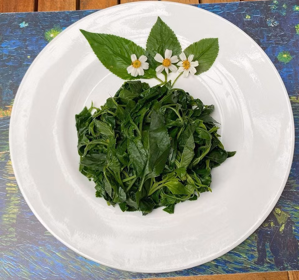 Để nấu món canh này, bạn đem rau xuyến chi rửa sạch, ngâm với nước có pha chút muối cho sạch bụi bẩn. Thịt nạc băm nhỏ. Cho thịt vào đảo qua với dầu ăn và hành khô. Rồi cho nước vào, đun sôi. Nêm gia vị vừa miệng, thả rau xuyến chi vào nấu chín. Canh rau xuyến chi mềm thơm ăn rất ngon miệng.