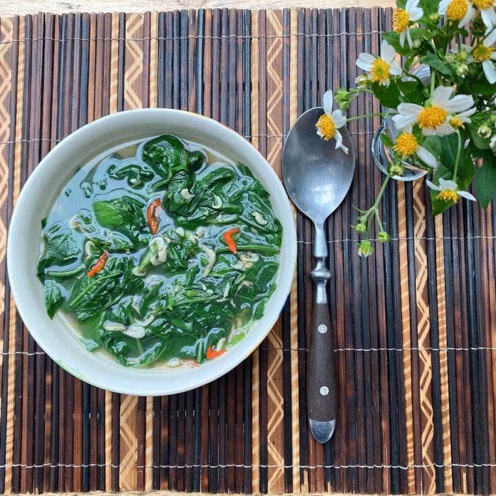 Không chỉ xào tỏi, xuyến chi cũng có thể chế biến giống như các loại rau xanh khác với việc nấu canh cua, canh tôm, thịt…và khiến món ăn thêm thơm ngon, nhiều dưỡng chất.