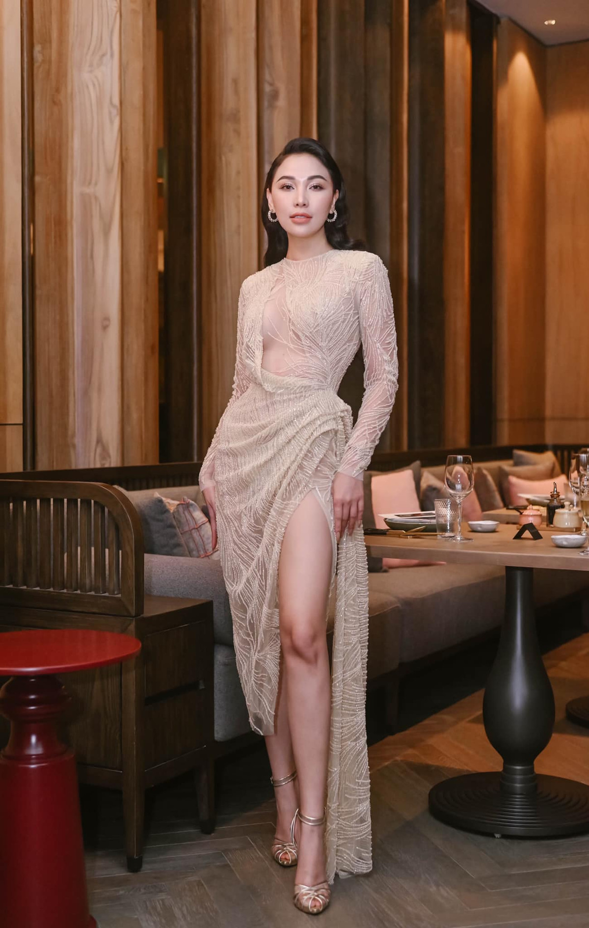 Trong những trang phục cắt xẻ táo bạo, Quỳnh Thư khiến nhiều người ngỡ ngàng với đường cong gợi cảm, cùng vẻ ngoài cực sexy khi bước vào độ tuổi 31.