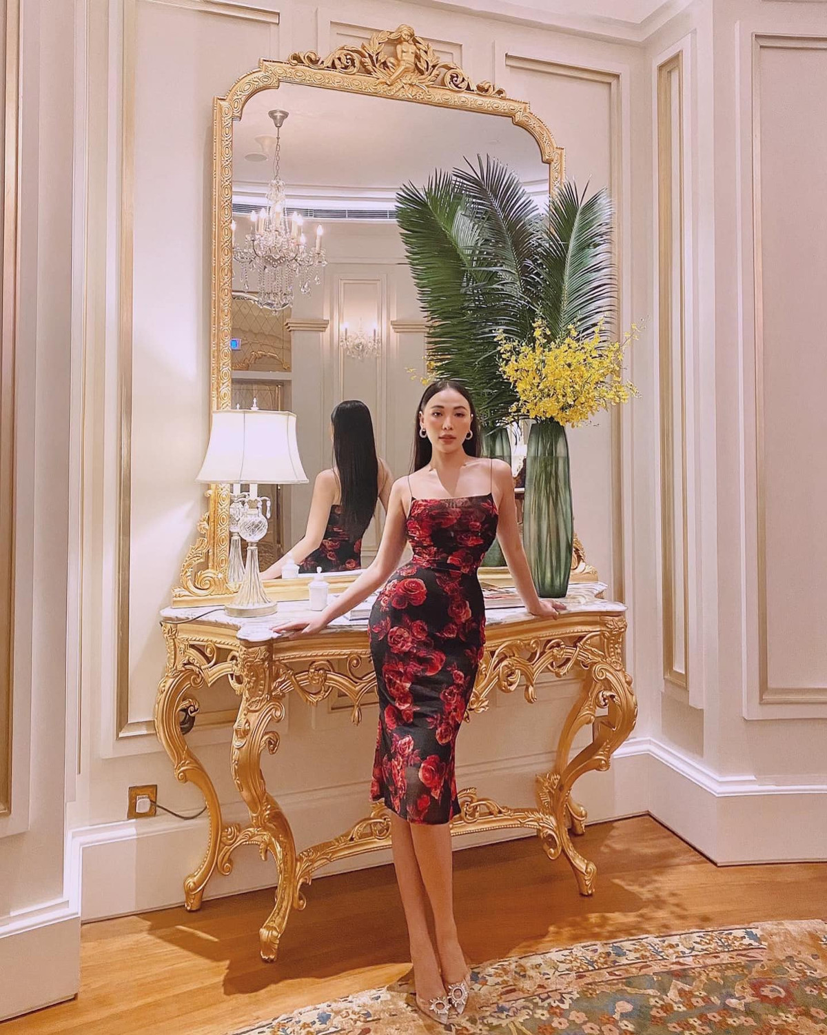 Bên cạnh các kiểu váy áo xẻ bạo, Quỳnh Thư còn chuộng các trang phục ôm sát tôn vóc dáng đồng hồ cát. Ảnh: FBNV.