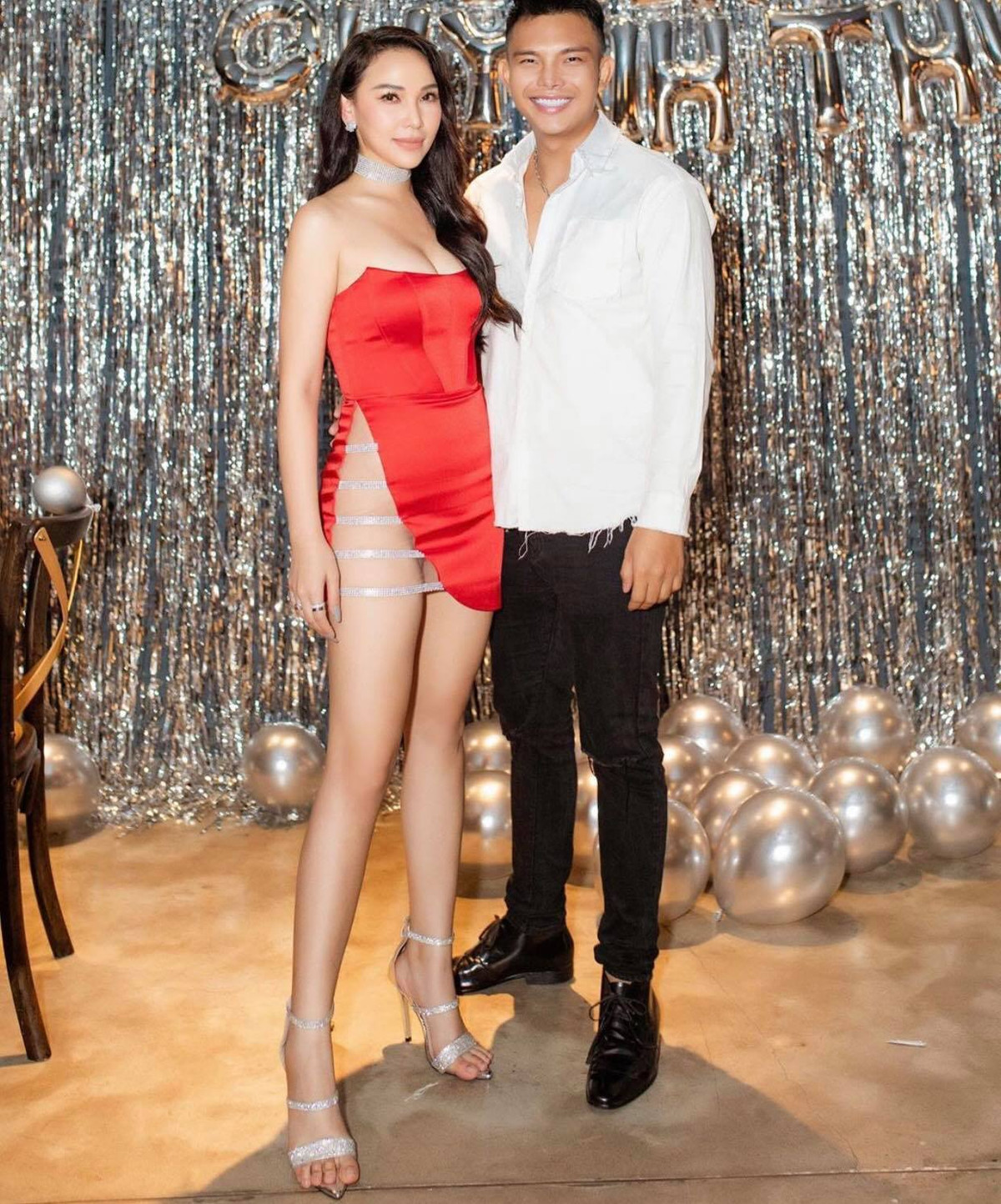 Trước đó, nữ diễn viên Quỳnh Thư cũng lên đồ gợi cảm, nóng bỏng tại tiệc mừng sinh nhật lần thứ 31 của mình.