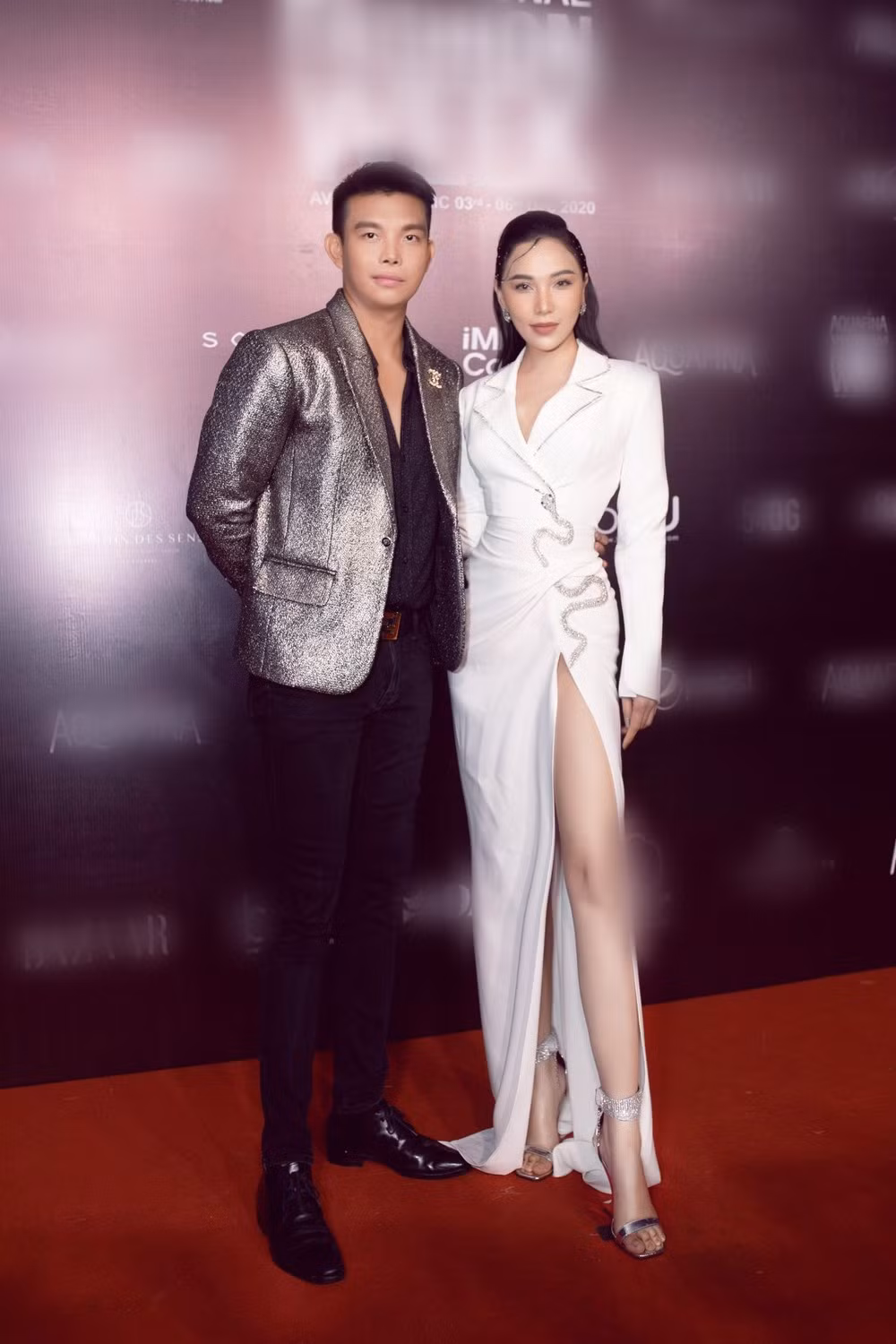 Chọn bộ váy trắng tinh khôi, lối trang điểm sang trọng, đặc biệt là chi tiết con rắn quấn quanh vòng eo làm điểm nhấn đã giúp Quỳnh Thư trở nên đặc biệt.