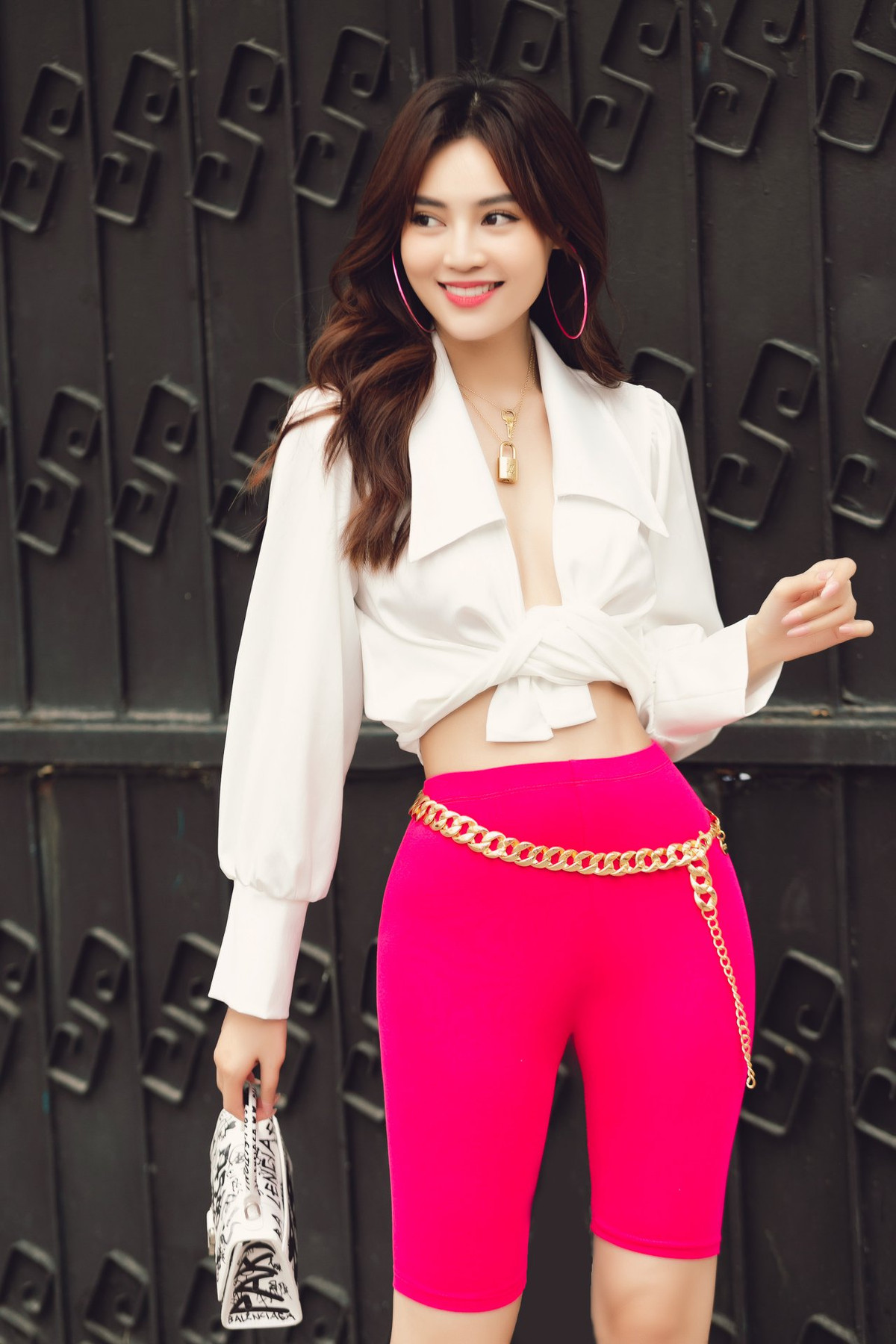 Ninh Dương Lan Ngọc diện quần biker short mix cùng áo sơ mi túm vạt khoe vòng eo gợi cảm.