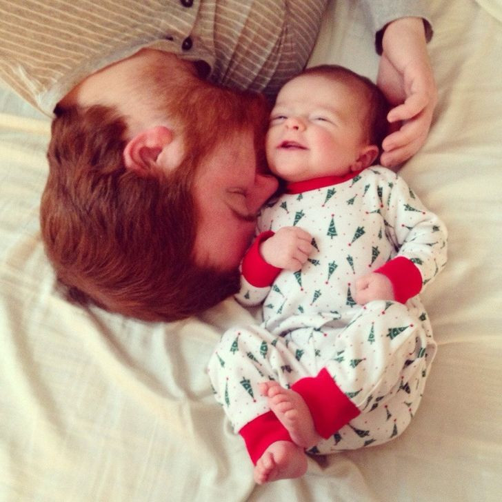 Buổi sáng Giáng sinh đầu tiên với con trai của ông bố trẻ.