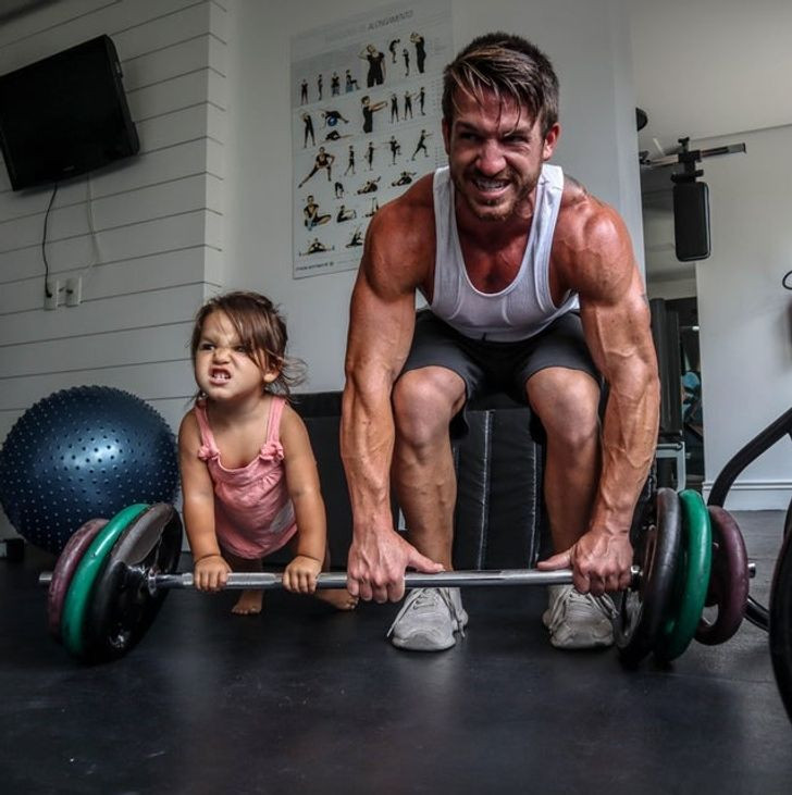 Khi bố và con gái cùng chăm tập thể hình.