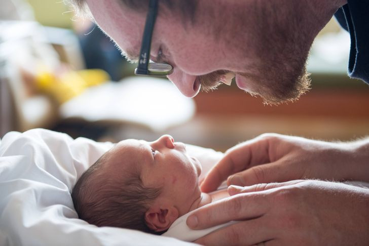 Ông bố này không thể kìm hãm được sự sung sướng khi lần đầu được làm cha.