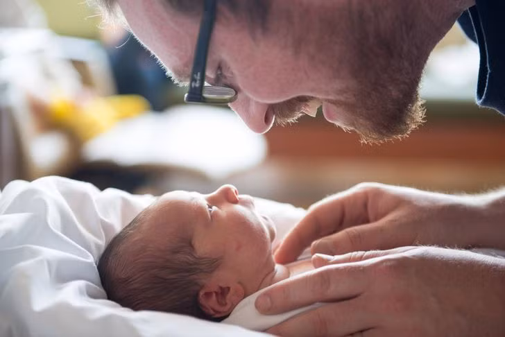 Ông bố này không thể kìm hãm được sự sung sướng khi lần đầu được làm cha.