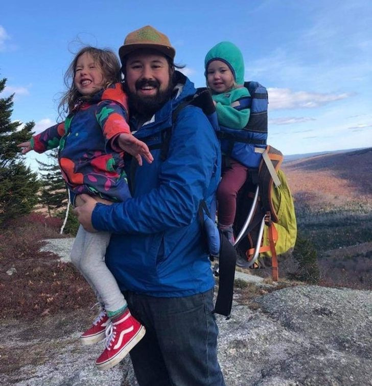 Ông bố tuyệt vời hạnh phúc vì có thể mang hai cô con gái đi khắp thế gian. Ảnh: BS.