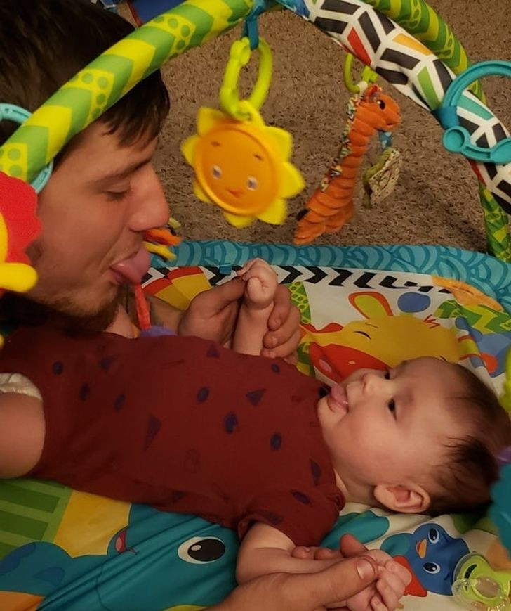 Cặp bố con thể hiện những biểu cảm cực ăn ý.