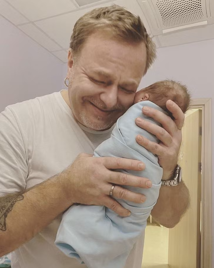 Khoảnh khắc lần đầu tiên ông bố bế đứa bé mới chào đời trên tay. Đây thực sự là giây phút cảm động về tình cảm cha con.