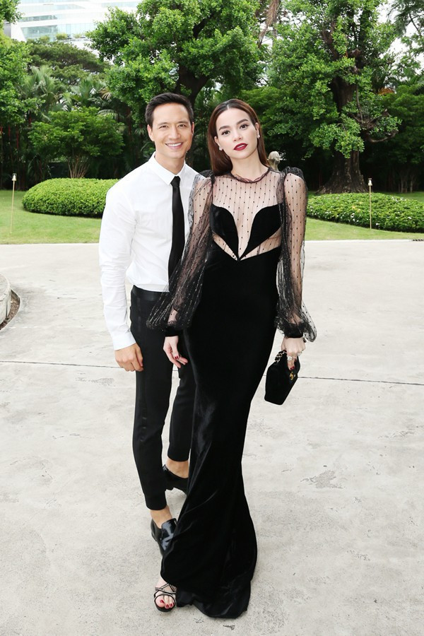 Cả 2 cùng mặc trang phục màu sắc tương phản nhưng rất ăn rơ mỗi lần đi sự kiện cùng nhau.