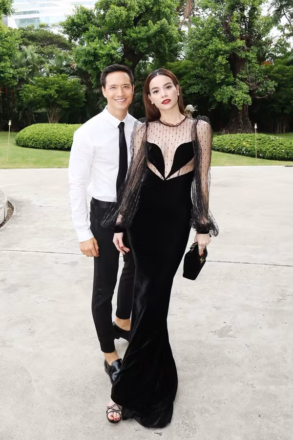 Cả 2 cùng mặc trang phục màu sắc tương phản nhưng rất ăn rơ mỗi lần đi sự kiện cùng nhau.