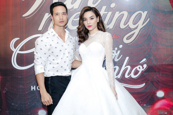 Kim Lý bảnh bao trong áo sơ mi trắng hoa, sánh đôi cùng Hồ Ngọc Hà cũng diện chiếc đầm cùng tông điệu đà.