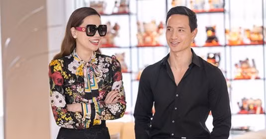 Khi Hà Hồ chọn sơ mi hoa cách điệu, Kim Lý cũng diện chiếc sơ mi đen cực ăn ý. Ảnh: Internet.