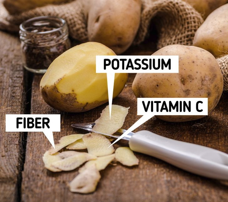 2. Ăn trái cây và rau chưa gọt vỏ: Thực tế, việc ăn trái cây và rau quả rất tốt cho sức khỏe của bạn. Nhưng chúng thậm chí còn có lợi hơn khi ăn kèm với vỏ. Vỏ rau củ chứa nhiều chất chống oxy hóa và chất xơ, giúp giảm cảm giác đói và giữ cho bạn cảm giác no lâu hơn.