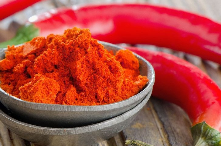 8. Ăn nhiều gia vị hơn: Thức ăn cay có thể giúp ích rất nhiều trong việc giảm cảm giác thèm ăn và tăng chi tiêu năng lượng. Ví dụ, hạt tiêu đen ngăn chặn sự hình thành các tế bào mỡ, gừng và quế kiểm soát lượng đường trong máu, nghệ và thì là đốt cháy chất béo và ớt cayenne tăng cường trao đổi chất của bạn. Do đó, hãy thêm gia vị vào các món ăn, thức uống để thúc đẩy quá trình giảm cân. Ảnh: BS.