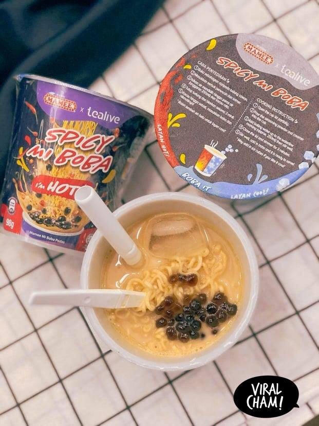 Món mì cay và dai đặc trưng được kết hợp với vị của nước súp trà sữa, tạo ra sự kích thích vị giác.