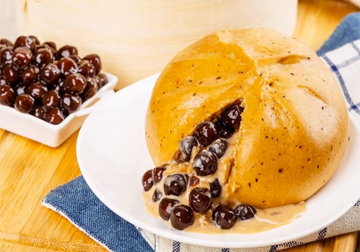 Trước đó, rất nhiều món ăn biến tấu với trà sữa trân châu nhận được hưởng ứng nhiệt tình của giới trẻ. Điển hình phải kể tới món bánh bao trà sữa trân châu ở Đài Loan.